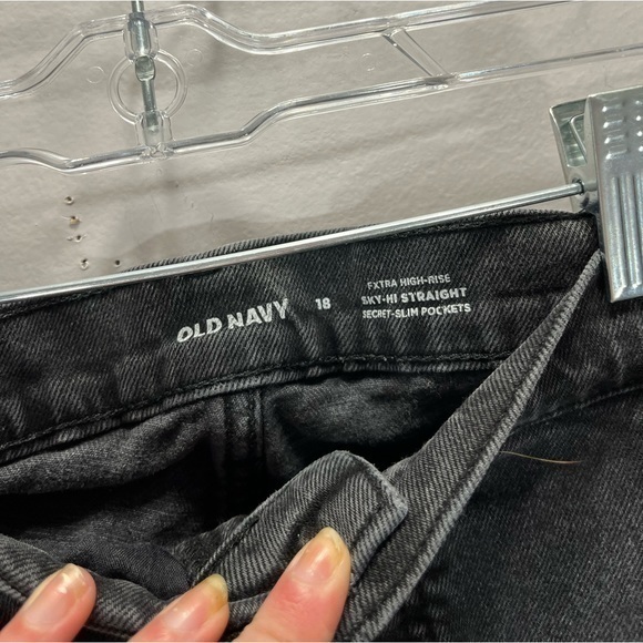 Old Navy Women’s Black Distressed High Waisted Sky-Hi Straight Leg Jeans - Picture 6 of 12